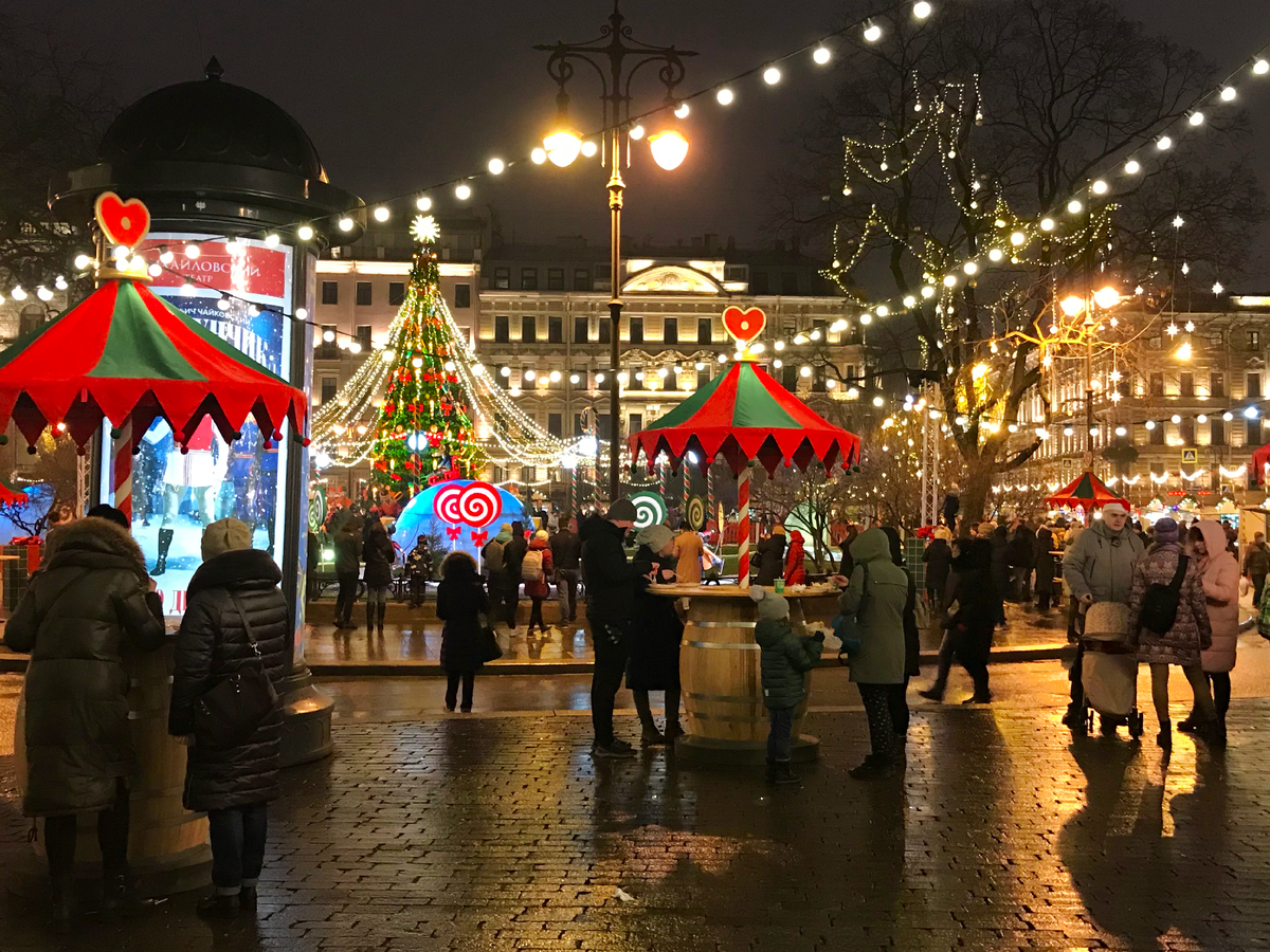 Петербург новогодняя ярмарка. Манежная площадь СПБ ярмарка Новогодняя. Рождественская ярмарка в СПБ 2022. Ярмарка на Манежной площади. Рождественская ярмарка.