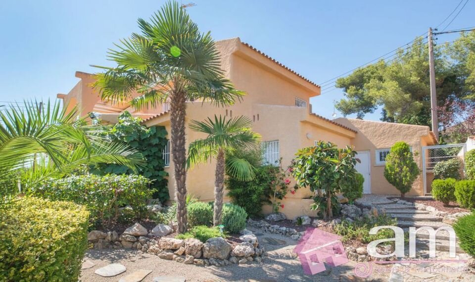 Segur Zona Ermita  Segur de Calafell 387.000€
Вилла    210m2;  Участок  500 м2 с видом на море; Частный Сад
Год Постройки 1996