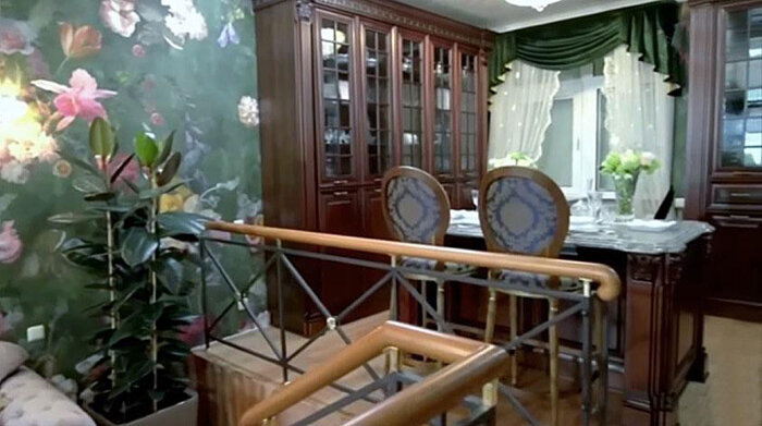 В доме обилие деревянной мебели. Фото: remont-samomy.ru