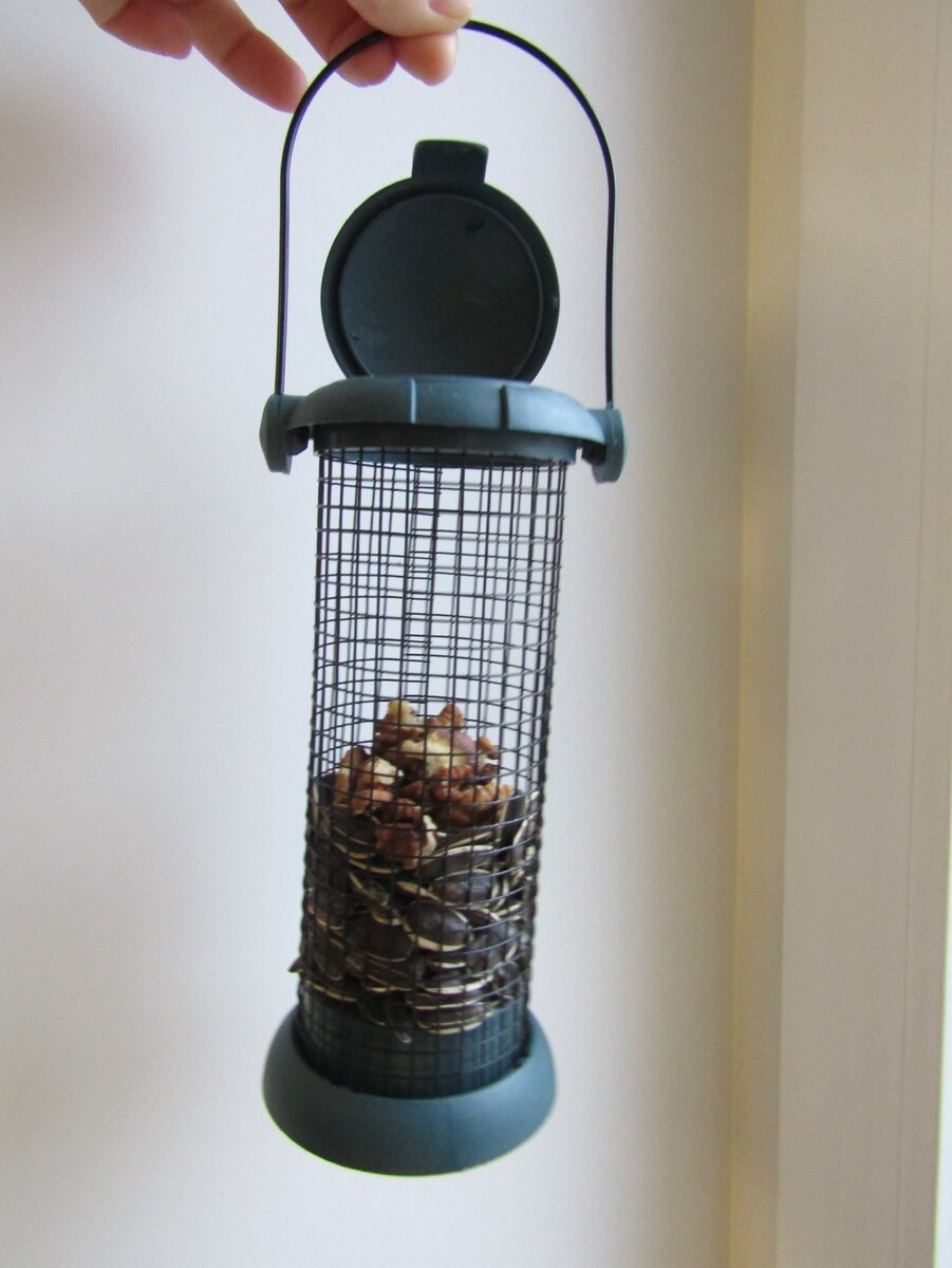Сетчатая кормушка для птиц (бункер)