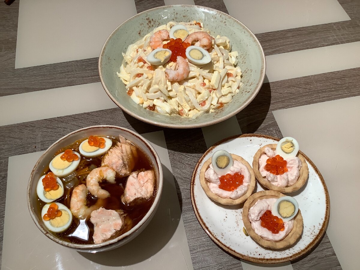 Салат из кальмаров с икрой, рамен, тарталетки с крилем и икрой. Для приготовления этих трёх блюд вам потребуется всего 1 баночка красной икры — 120-140 г. Фото автора