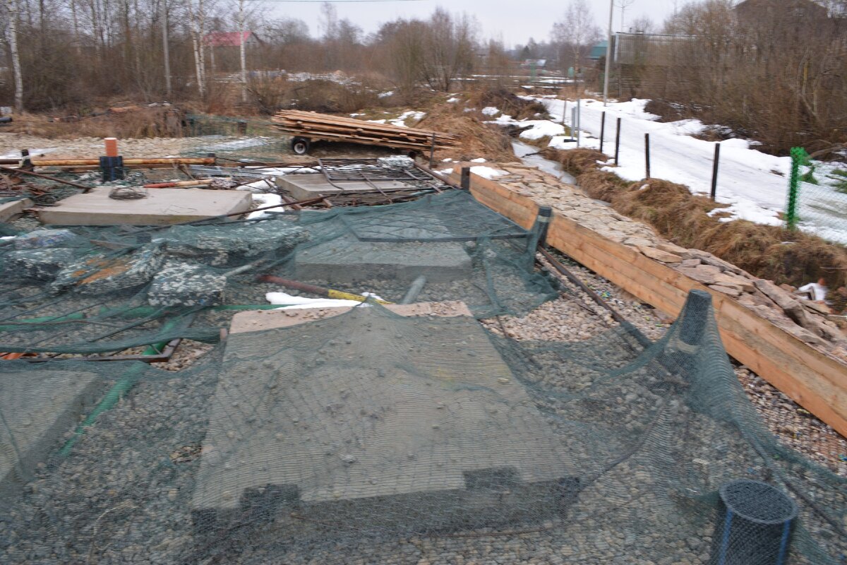 сваи хорошо видны