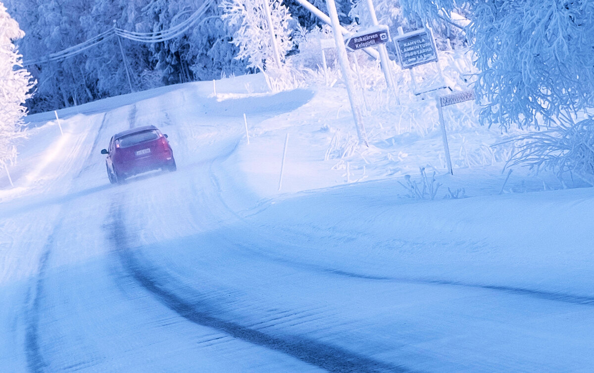 Заснеженная и скользкая дорога, Опасность для водителя.