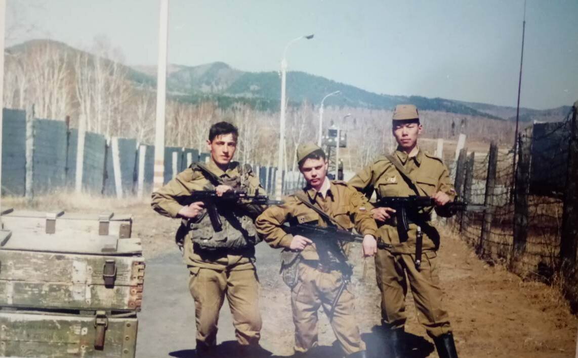 Склады под охраной! Фото Романа Кардаева...