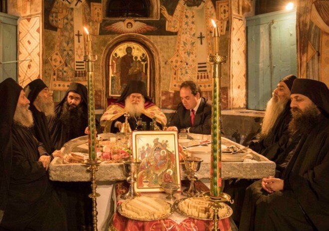 Праздничная рождественская трапеза в монастыре Ватопед на Святой Горе Афон, 2019. Фото iefimerida.gr. Ссылки на "Новый Афонский Патерик" и другие книги издательства "Орфограф" внизу⬇⬇⬇