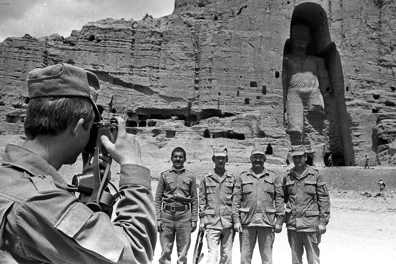 Офицеры, особенно замполиты и комсомольцы ОКСВА очень любили фотографироваться в Афганистане. Что можно командирам, не положено солдатам. Провинция Бамиан. Фото из открытых источников.