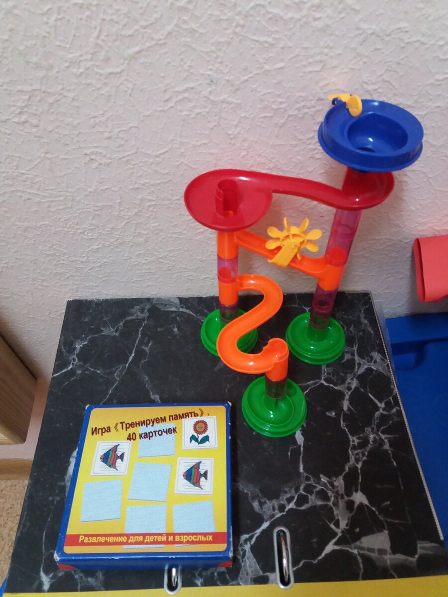 Одна из самых любимых игр – яркий пластиковый трек. Право поиграть с ним "зарабатывается". Даю  жетоны при выполнении заданий разного уровня сложности. Жетоны потом обмениваются на шарики для трека