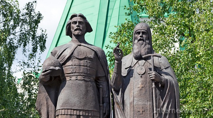 Памятник основателям Нижнего Новгорода князю Юрию Всеволодовичу и епископу Симону. Нижегородский кремль.