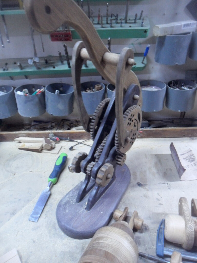 Деревянный светильник в процессе изготовления.