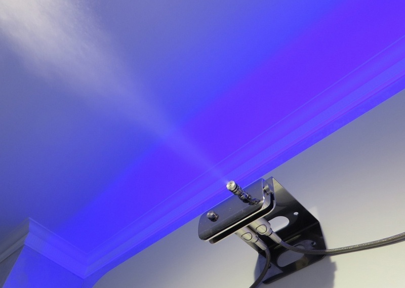 1.Распыление воды из форсунок под давлением/ 2.Пульт управления для комнаты