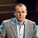 Константин Симонов генеральный директор Фонда национальной энергетической безопасности «Прежде  всего, действующая власть имеет все-таки не слишком далекий горизонт  планирования, и сегодня она занимается скорее текущими задачами,  например обеспечением победы на думских выборах. Именно поэтому она не  особо задумывается о том, что делать с тем же молодым протестным  электоратом. В общем-то, это не является, на самом деле, наиболее важной  частью политической повестки. То есть стратегически эта проблема  понятна, но тактически до нее руки не доходят, и поэтому что делать с  теми людьми, кто вчера вышел на протест, а мы видим все-таки, конечно,  серьезное омоложение протестного электората, здесь никакого понимания  нет. И надо сказать, что вообще всю эту историю с Навальным в медийном  плане действующая власть пока проигрывает. Потому что с точки зрения  влияния на молодой сегмент власть ничего не разъясняет. Так было и во  время реального или нереального разговора Навального с потенциально  действующим офицером ФСБ, то же самое касается и, собственно, истории с  дворцом, то есть главный аргумент — это все клюква, все фальшивка, а что на самом деле — ничего не объясняется. Соответственно, у  протестной молодежи растет нервозность, вот она, умело разгоняемая,  выплеснулась вчера на улицы. Пока силового ресурса хватает, как мы  видим, с лихвой, вот пока дубинок хватает на сегодняшний момент, и, в  общем-то, я думаю, на ближайшее время, увы, их хватит. И я думаю, что  стоит готовиться и к дальнейшему закручиванию гаек и в законодательном  поле».