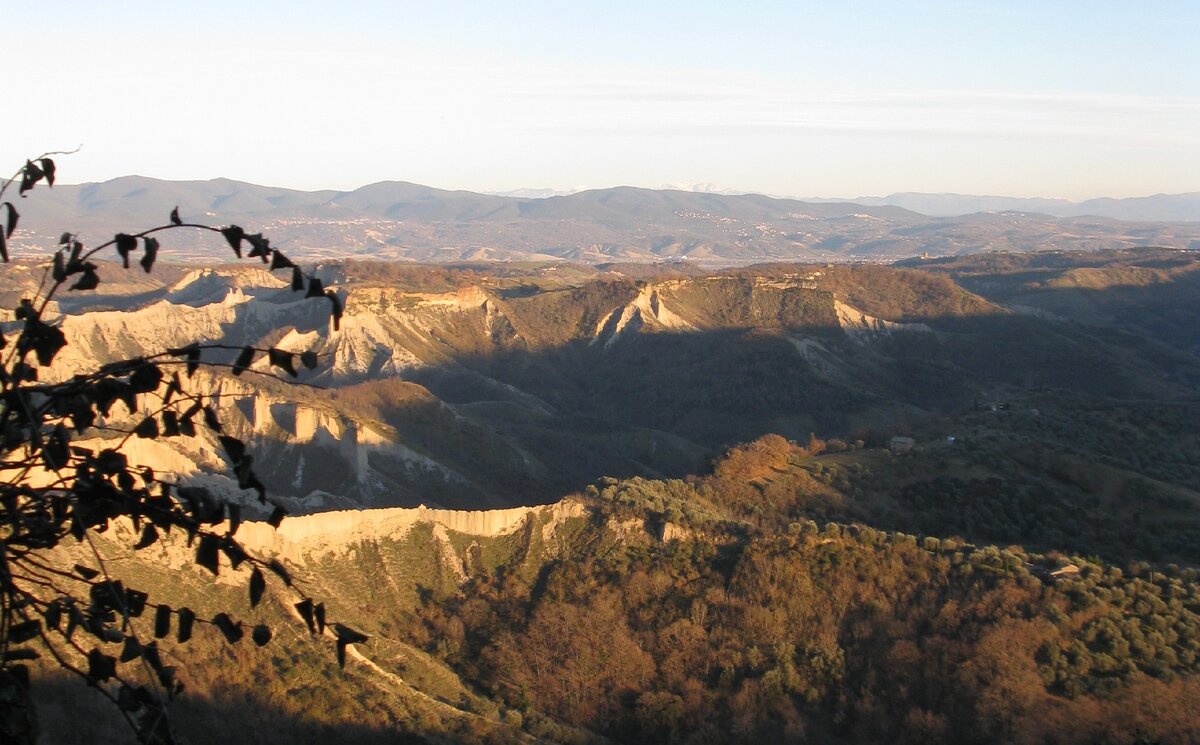 Со скалы открываются умопомрачительные виды