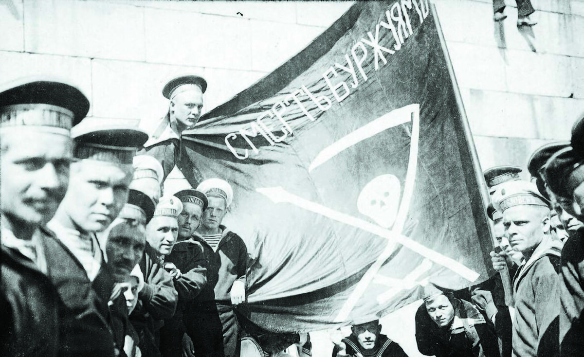 Революционные матросы с райне любопытным знаменем, 1917 — 1918 гг. С такими матросами большевикам еще придется повоевать в Кронштадте.