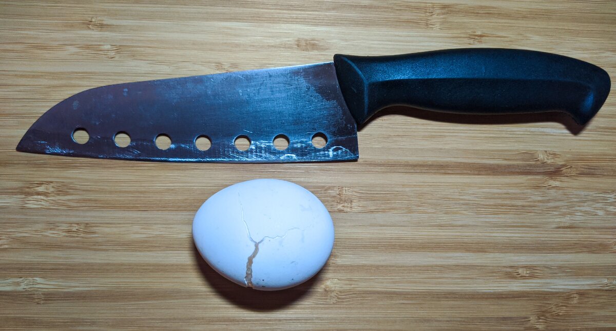 Треснувшее яйцо и вовсе легче чистить - слегка сдавить скорлупу и она сама слезет