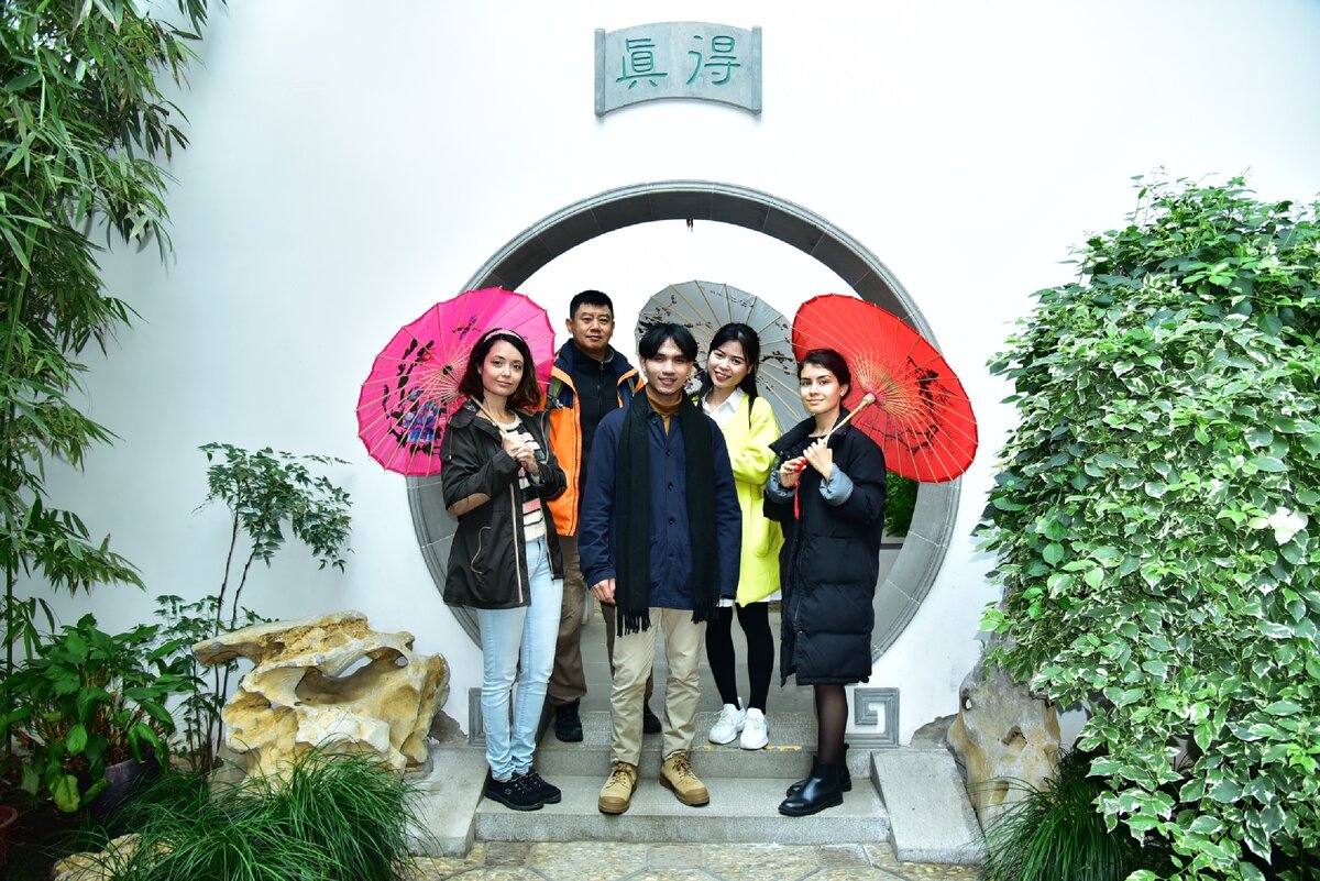 Сейчас я учусь в городе Пекин, вот только сами китайцы называют столицу Китая Бейцзин.