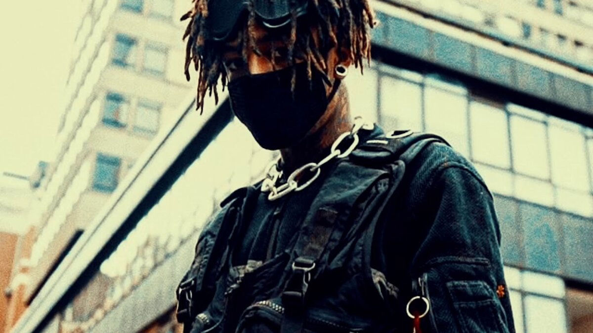 Мариус Лукас-Антонио Листроп (англ. Marius Lucas-Antonio Listhrop, 19 июня 1994, Вулвергемптон, Великобритания), более известный как Scarlxrd [skɑː lɔːd] — британский хип-хоп-исполнитель. В юности Мариус играл в группе Myth City. C 2016 года начал сольную карьеру как Scarlxrd. Его музыка характеризуется агрессивным звучанием с влияниями трэпа и метала; в качестве вокала, помимо стандартного, для хип-хопа, рэпа, используется скриминг. 
Стал известен после того, как музыкальный клип на сингл «Heart Attack» привлекло значительное внимание, имея на февраль 2021 года более 86 миллионов просмотров клипа. Прежде чем стать музыкантом, Листроп был видеоблогером на YouTube под псевдонимом «Mazzi Maz». На этот шаг он решился когда у его матери начались проблемы с деньгами. За небольшое время он набрал больше 100 тысяч подписчиков, а через несколько месяцев, цифра подписчиков на его канале стала больше 800 тысяч. Когда начал увлекаться музыкой, то он скрыл все видеоролики.