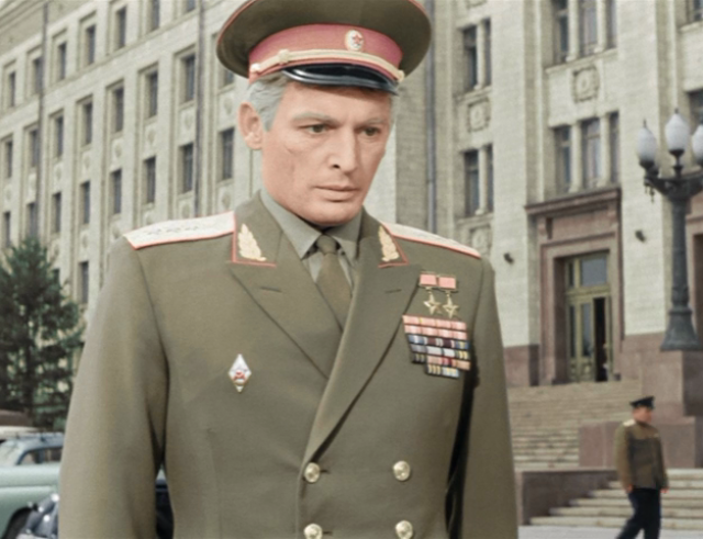 Василий Лановой на съемках заключительной сцены из фильма "Офицеры"