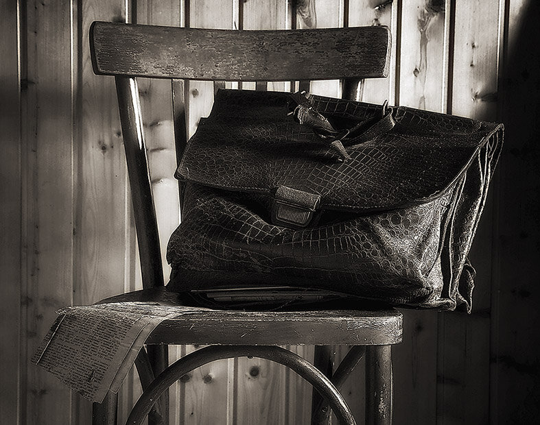 Сумка, как у Жванецкого. Только у него юмор. А здесь старое и ушедшее