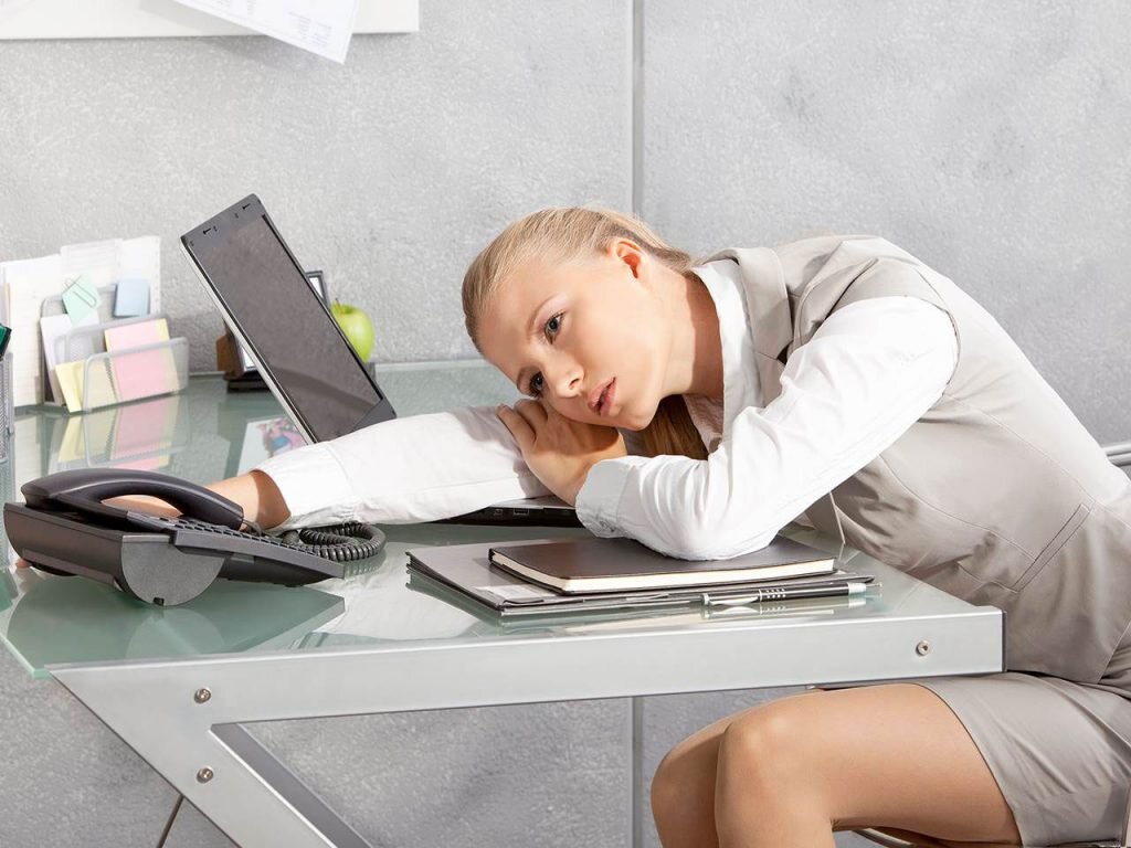 Вам знакомо? Человек приходит на работу. И игнорируя поставленные задачи на день, прокручивает ленту вконтакте, проверяет почту, постоянно пьет чай и болтает с коллегами. Или вечером по приходу домой, укладывается на диван, включает телевизор и щелкает по каналам. И так изо дня в день… Если у вас та же проблема, то пора задуматься, как бороться с ленью. Но если вы даже не в силах прочитать эту статью до конца, то ваш диагноз необратим. И чтение не стоит продолжать.

Разберем распространённые причины, почему люди ленятся и откладывают свои дела на потом. И как добиться успеха в делах и быть продуктивным в течении дня. Сначала определим первопричину лени, а затем узнаем, как с ней бороться.