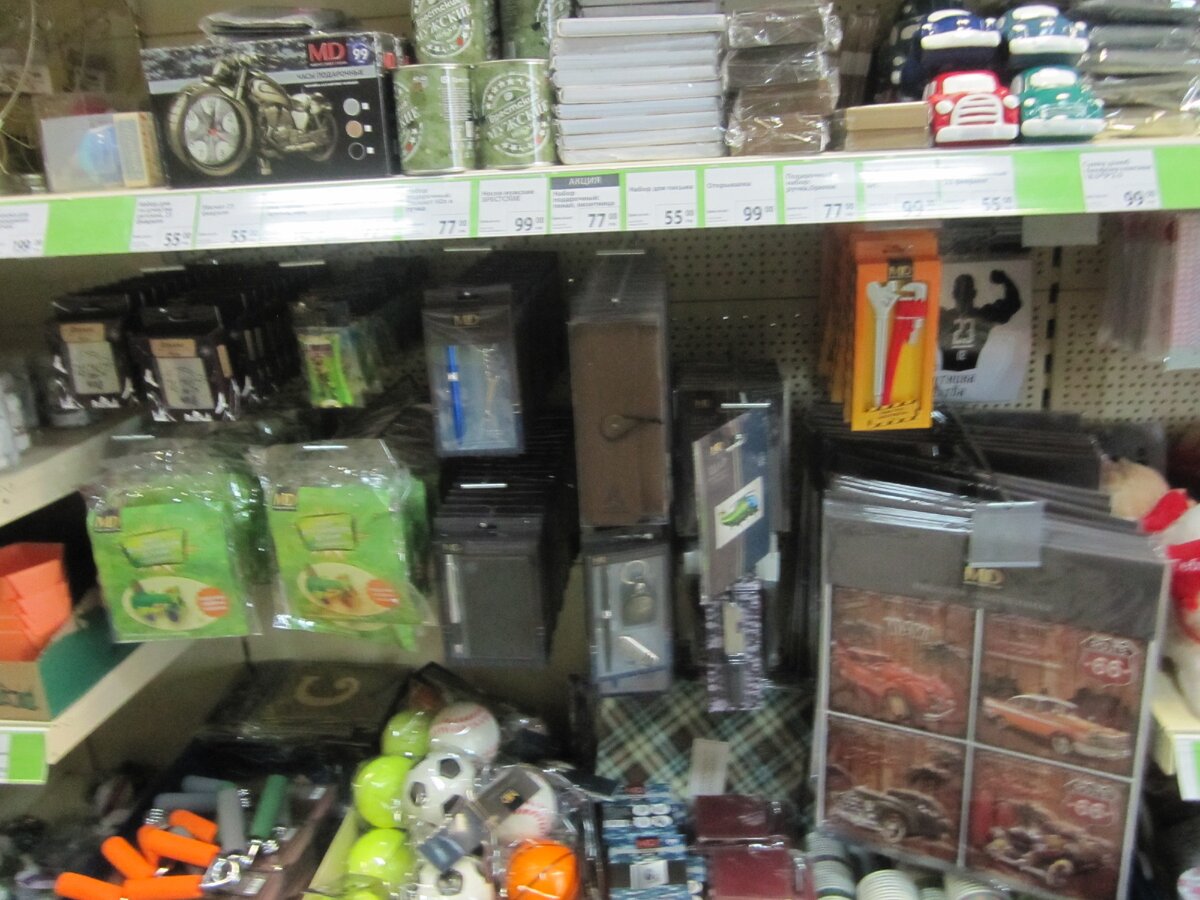 Тематическая витрина магазина «Fix Рrice» к 23 февраля 2021 г. (фото автора)