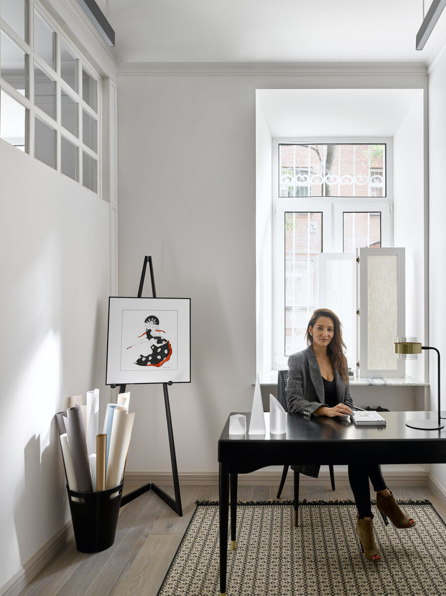  Кабинет Валерии Сенькиной. Стол, La Redoute; кресло, Baker; на мольберте работа Наны Татишвили “Жар­птица”.