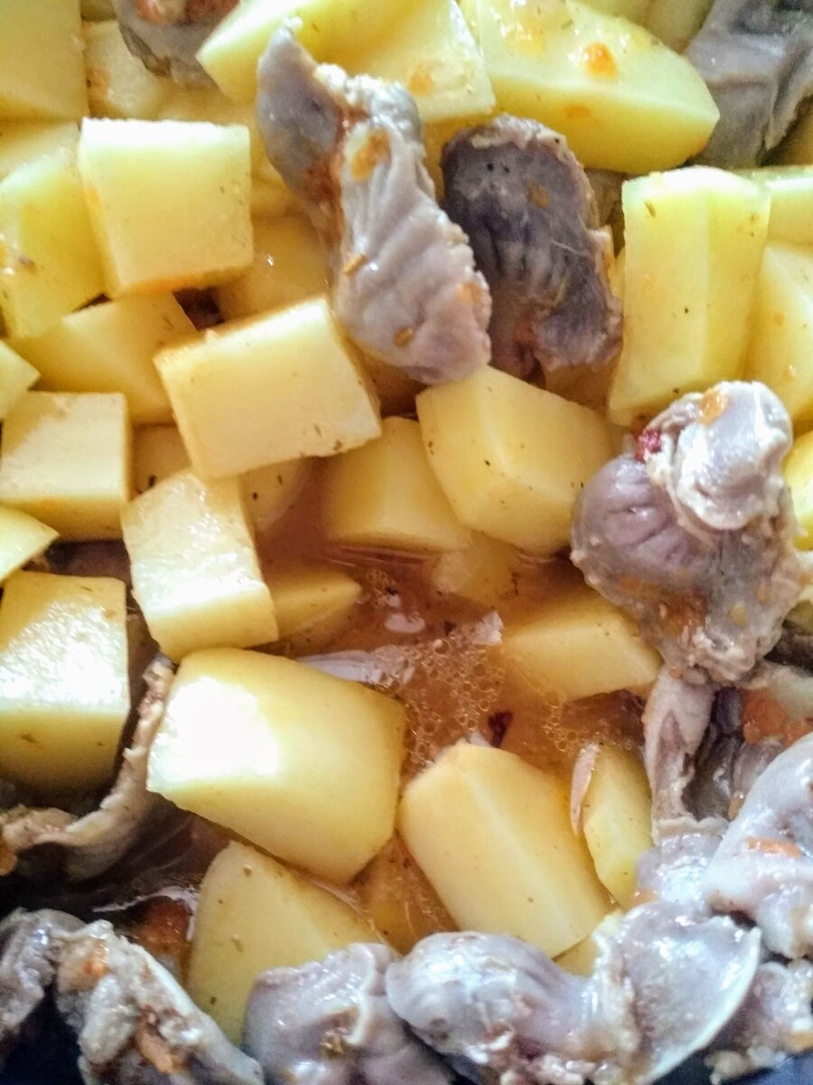 Тушеные куриные желудки с картошкой в казане — рецепт с фото пошагово