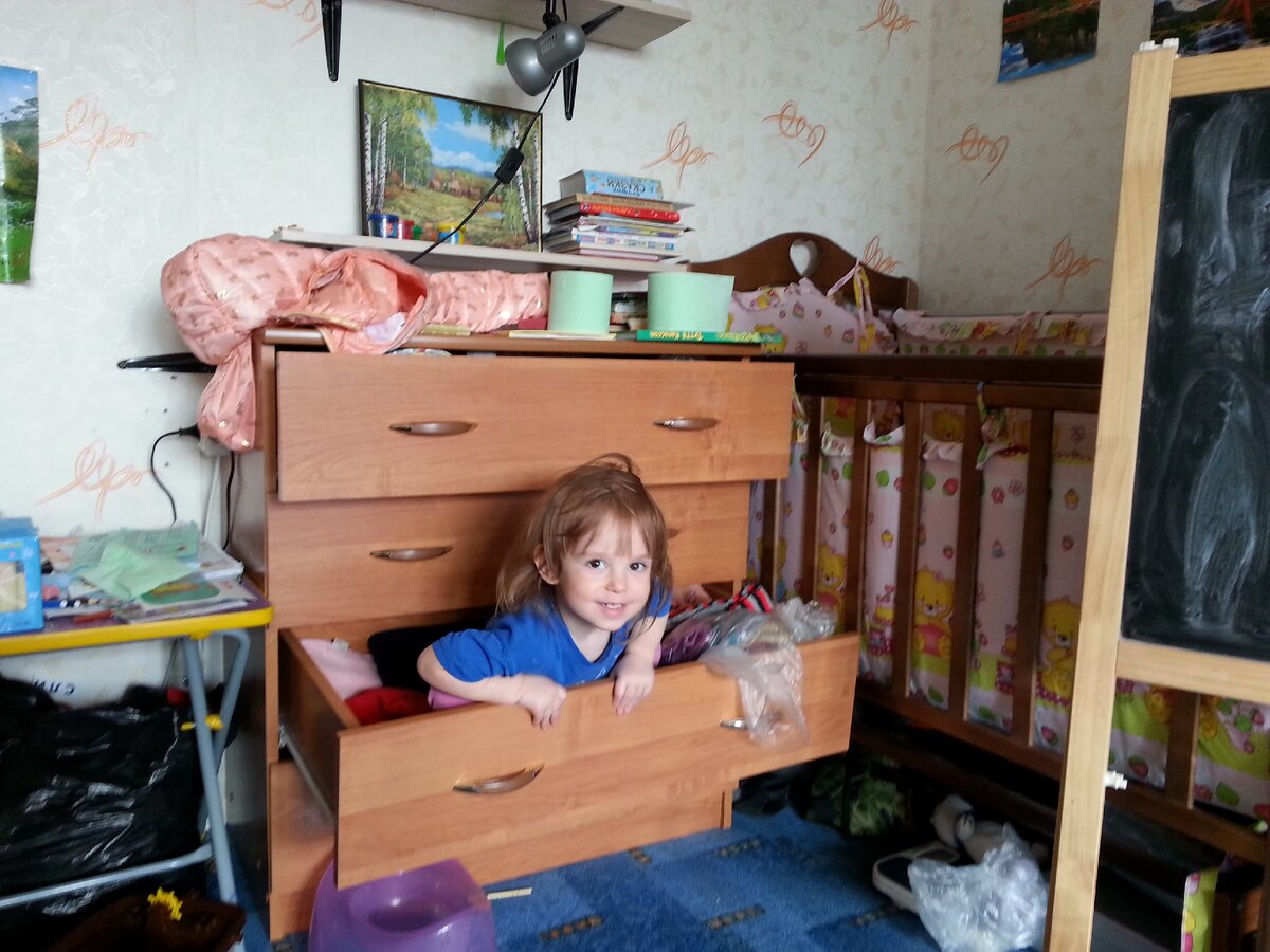 Иногда из шкафа вылезает нечто)