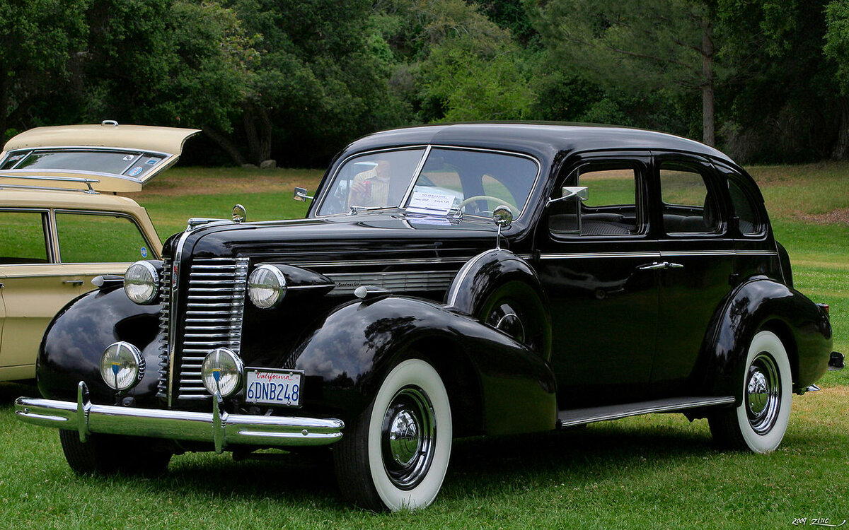 Седан Buick Roadmaster 1938 года. Возможно, такой спас японских генералов в тот полдень. 