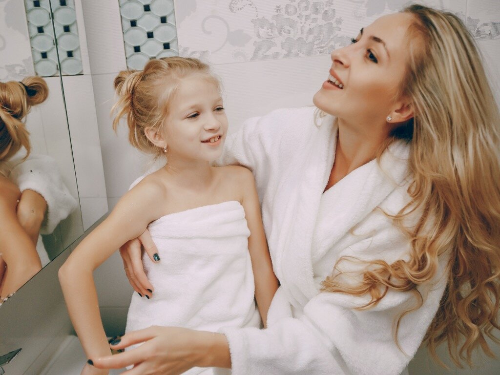 Молодые мамы в душе. С дочерью в ванной фотосессия. Дочка в ванной. Мама с ребенком в ванной комнате. Дочка ванна.