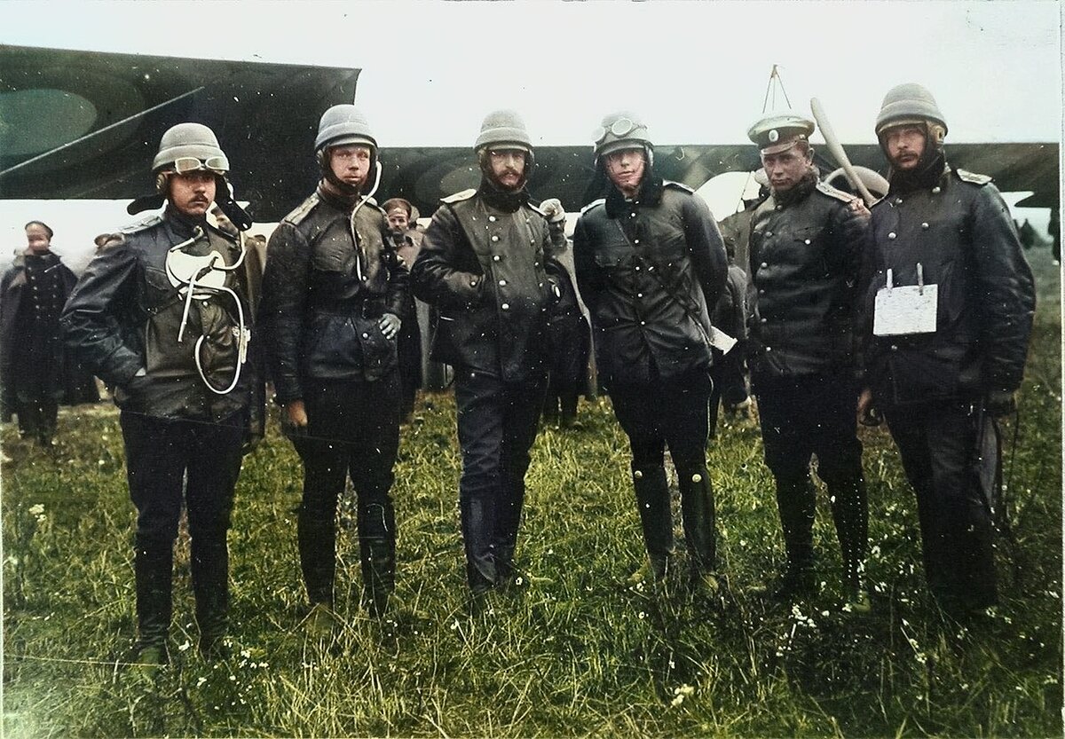 Слева направо: прапорщики Федоров и Кособрюхов, есаул Ткачев, поручик Бржезовский, лейтенант Дыбовский, поручик Журавлев. Польша, Карчевице, 1915 год.