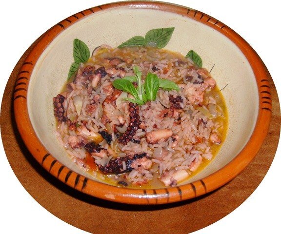 Черное ризотто с кальмарами и осьминогами