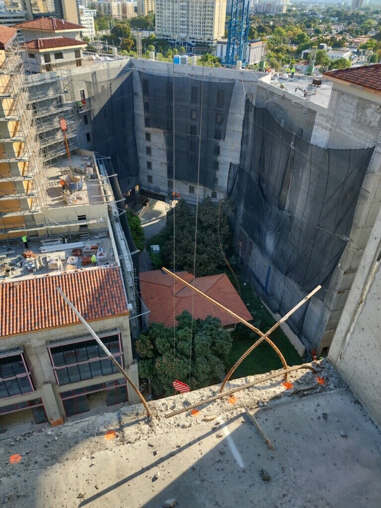 Дом Орландо Капоте в окружение новостроек