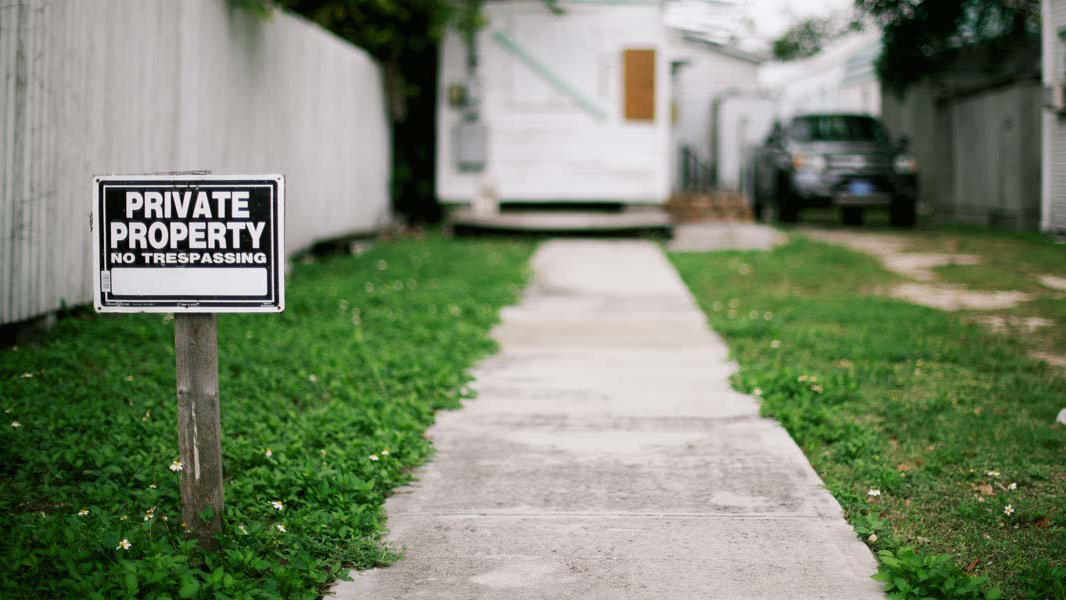 Private property. Private property no Trespassing. Частная собственность фото. Private property картинки.