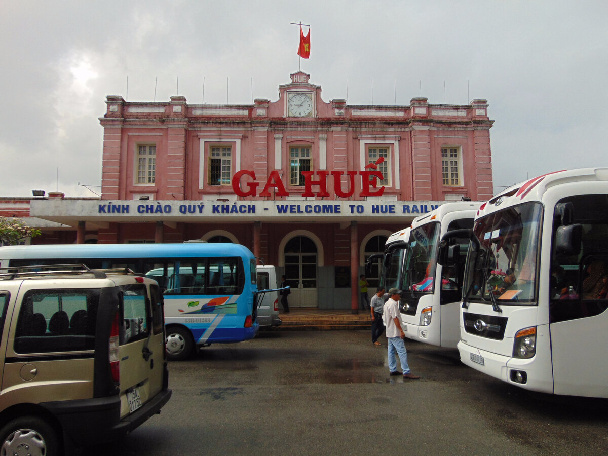 Fig. 1. Vietnam, Hue, (Việt Nam, Hué), Ga Hue – Hue railway station, station square and buses.