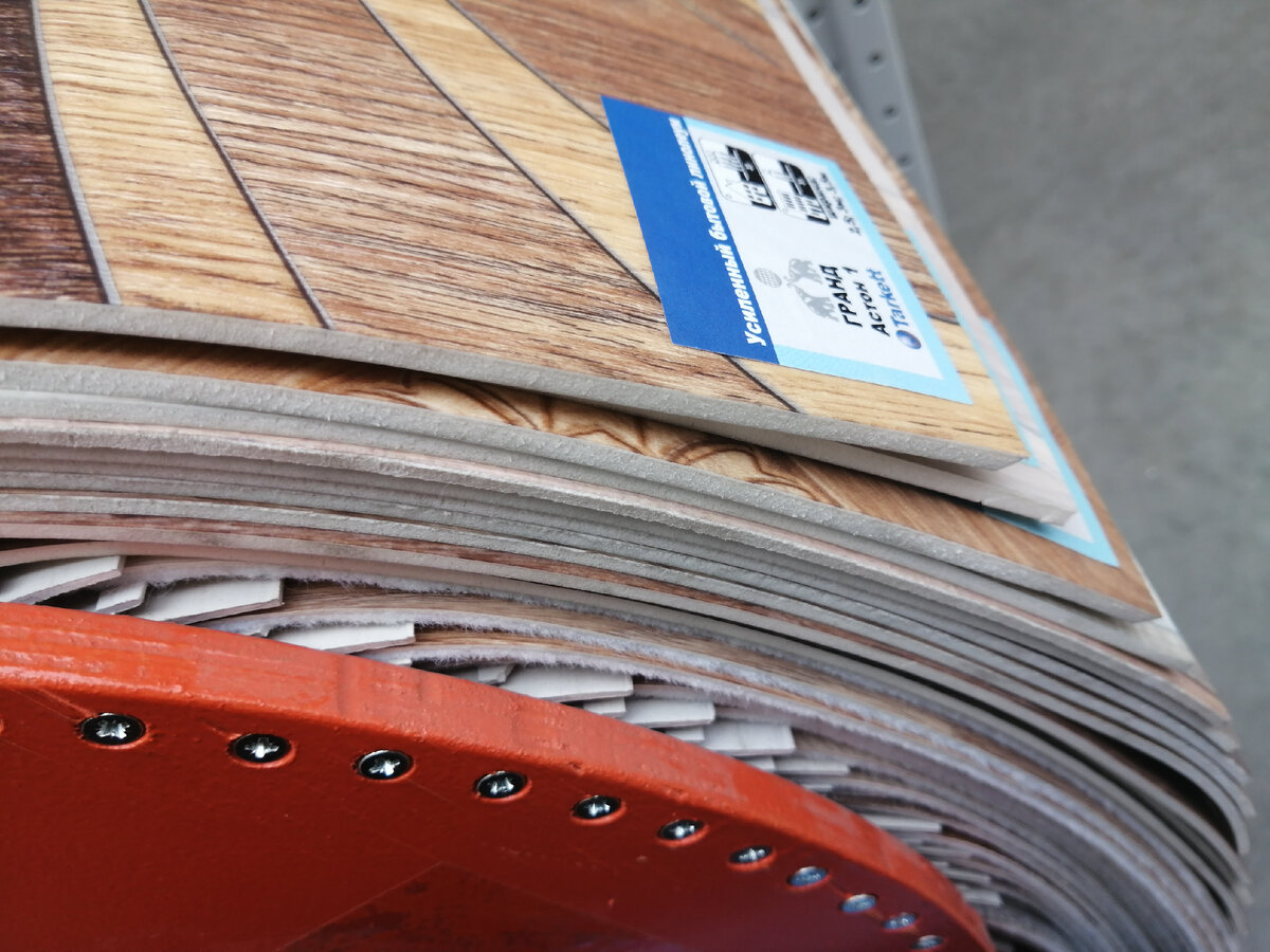 Стенд с линолеумом Tarket в магазине Аксон 