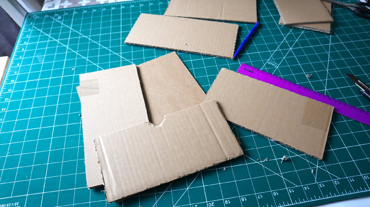 На полоске черного картона с помощью. Укладка одежды с помощью картона. Как сделать значки с помощью картона из коробки. Как сделать скрутку для рассады при помощи картона. Как разбить полку на ячейки картон.