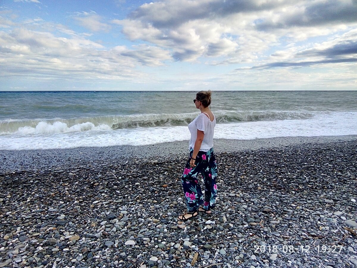Пляж в п. Цандрипш. Море здесь чистое, а людей немного