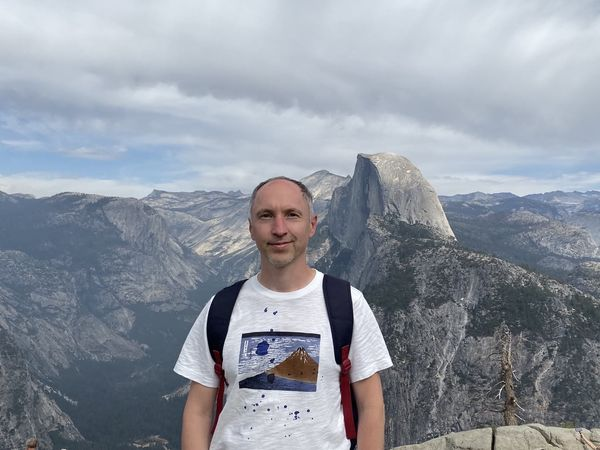 Это Олег Халилов - основать Neti. Фото взял из официальной группы компании в Facebook