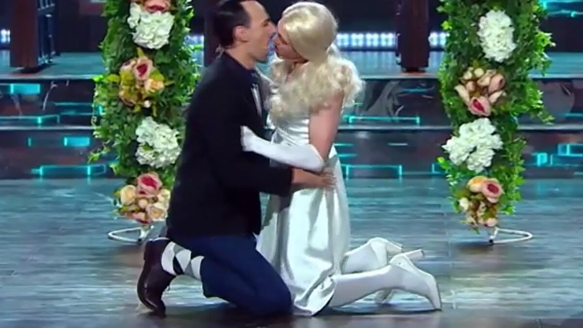 За секунду до фатального поцелуя Участники команды «Камызяки» Денис Дорохов и Александр Панекин