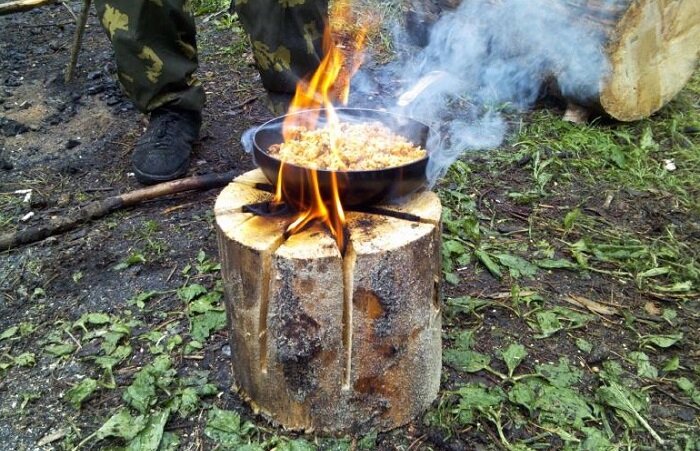 При помощи костра в бревне можно согреться и приготовить пищу. l Фото - ryba-lka.ru
