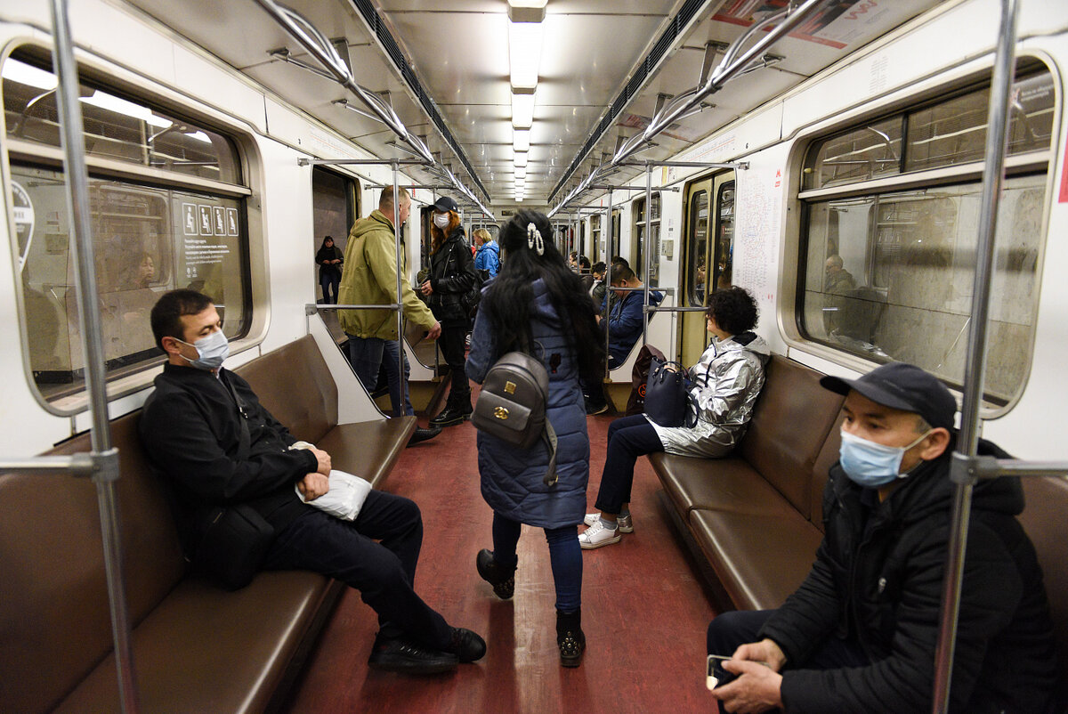 Люди сидят в метро
