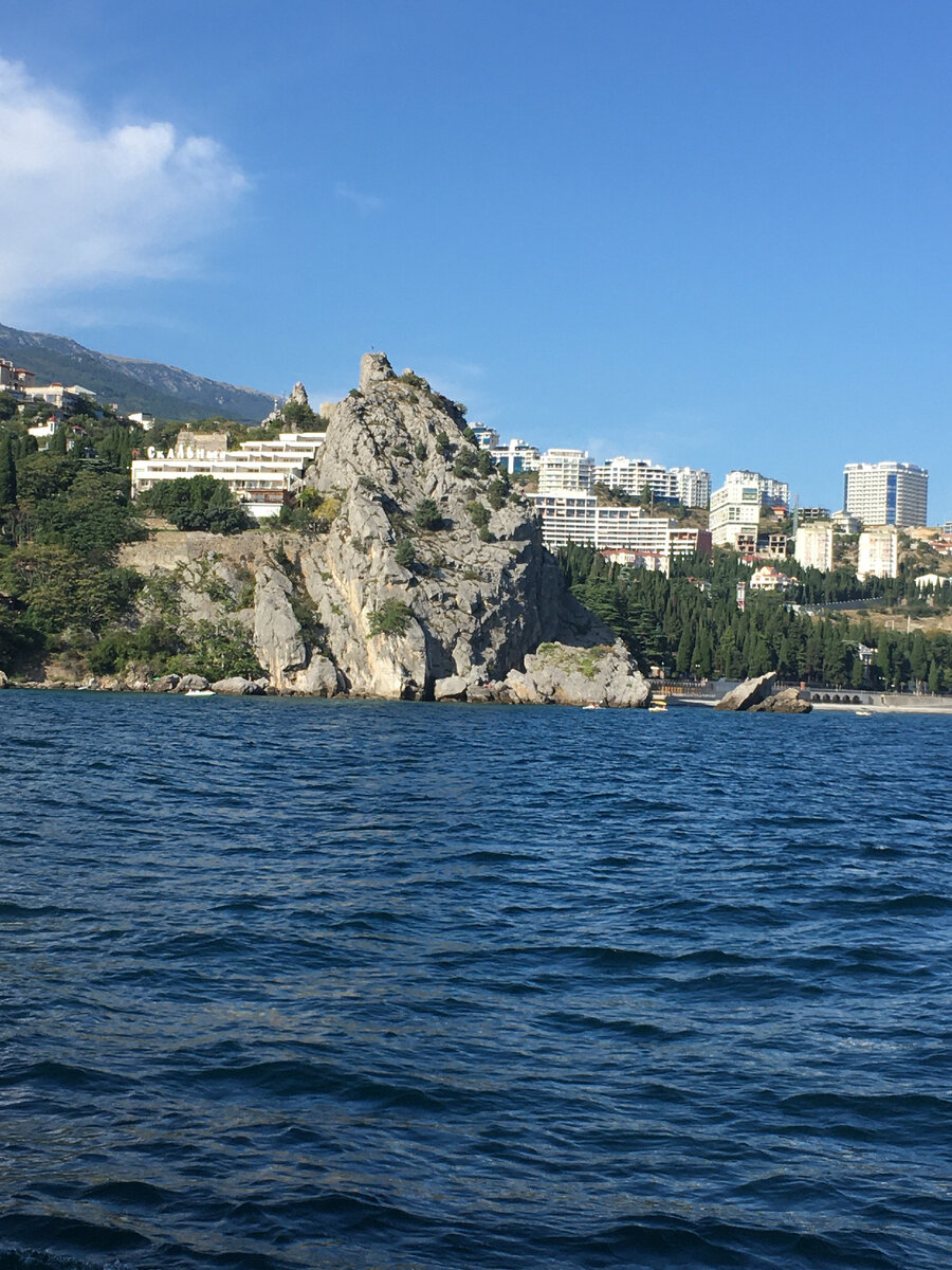 Берега Гурзуфа. Корпус Артека "Скальный" на Генуэзской скале