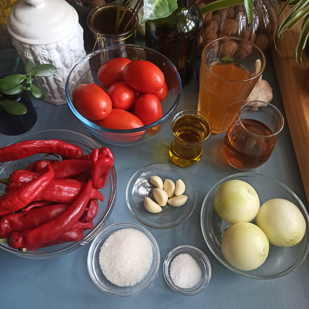 Первый раз мы готовили в сезон и все ингредиенты стоили недорого, но мужу соус так понравился, что это уже третья партия!)