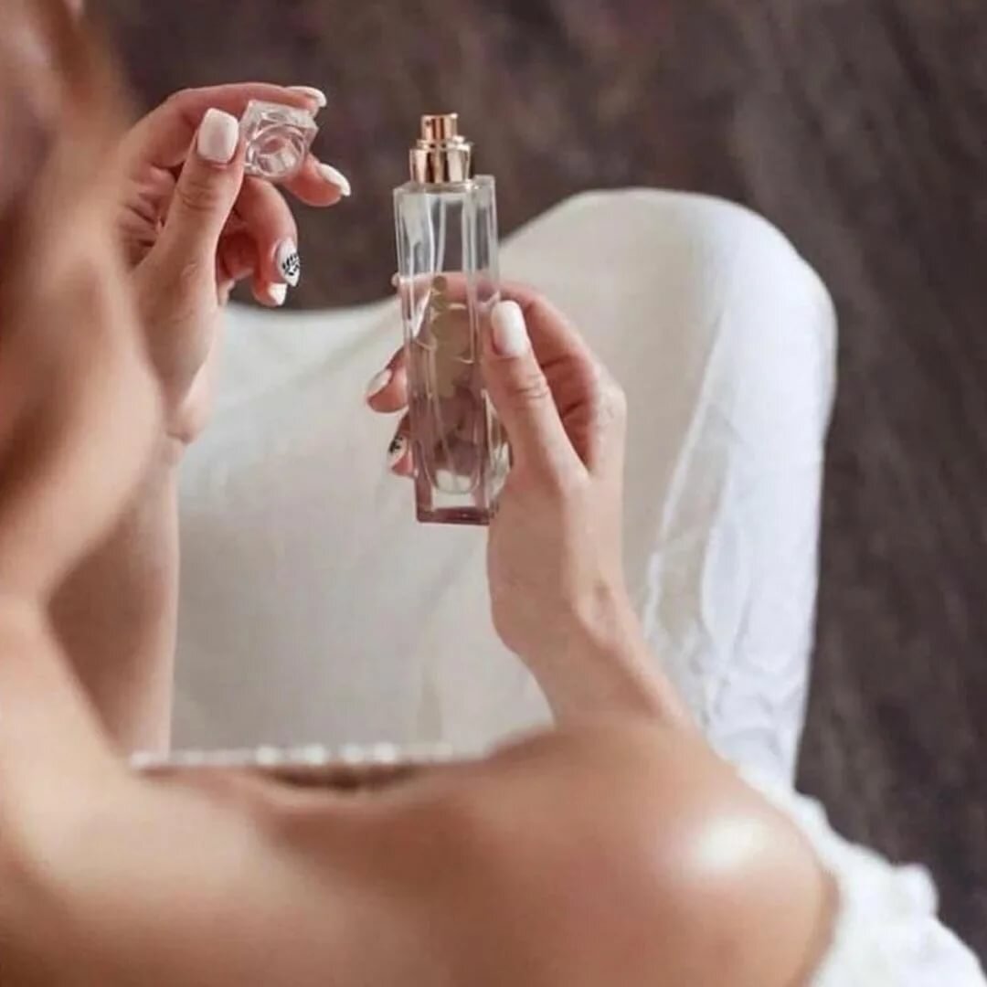 как заняться духами. как заняться духами. производители духов. женщина с духами. там где сделают собственный аромат.