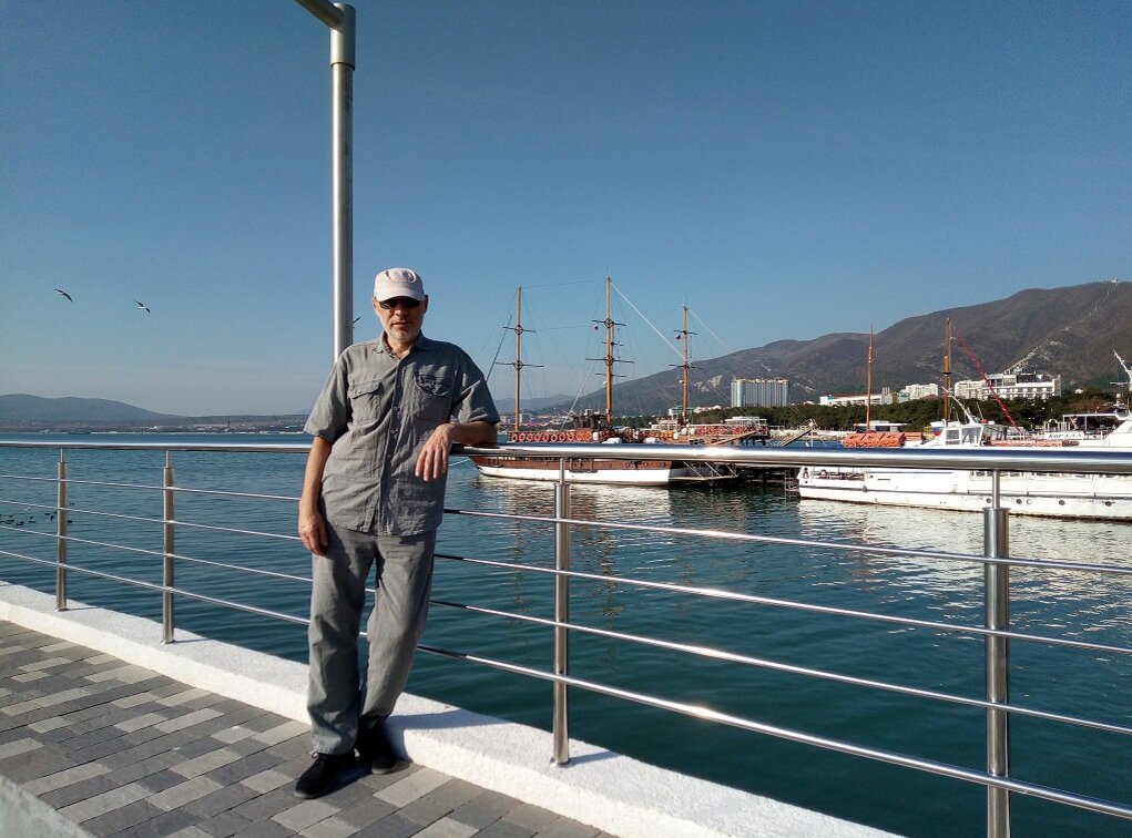 Михаил Лекс, автор рассказа и канала. Геленджик, главный морской причал, Чёрное море 