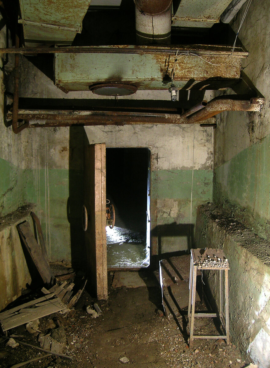 Вход в убежище из подвала здания, от главной лестницы. 