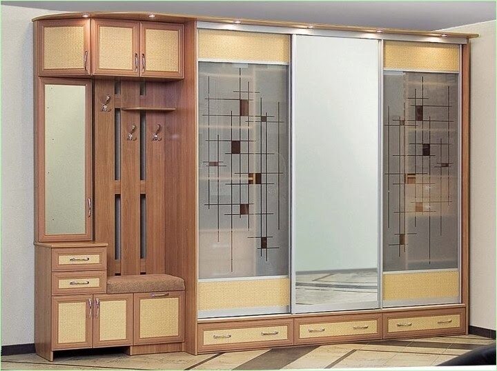 Гардеробная не только очень практична, но и современна: все вокруг, глядя, с каким азартом вы относитесь к своим вещам! Не в каждой современной квартире есть место под полноценную одежду, и многие останавливаются на компромиссном варианте - шкафу в прихожей.