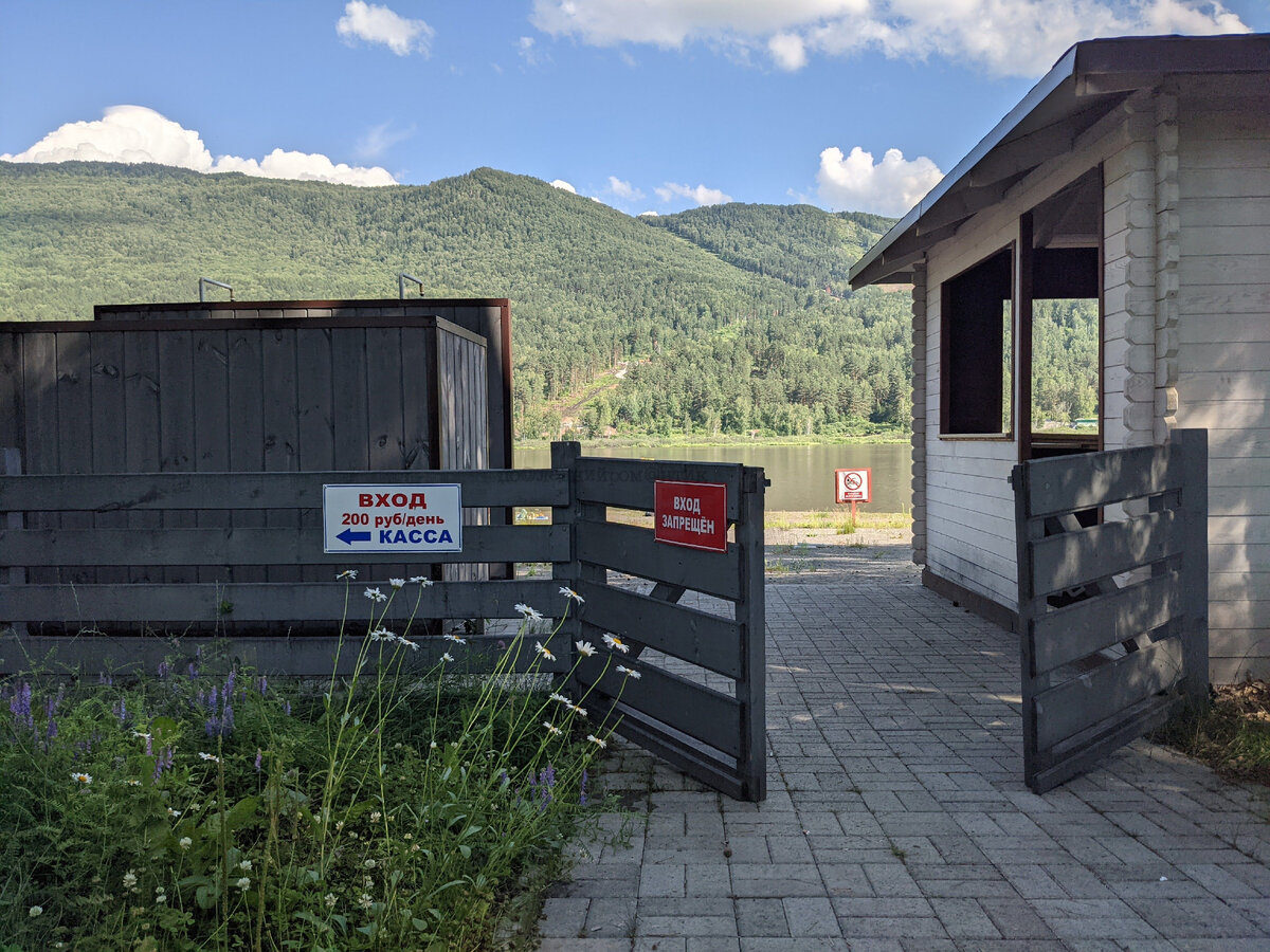 Платный пляж озера Манжерок на Алтае