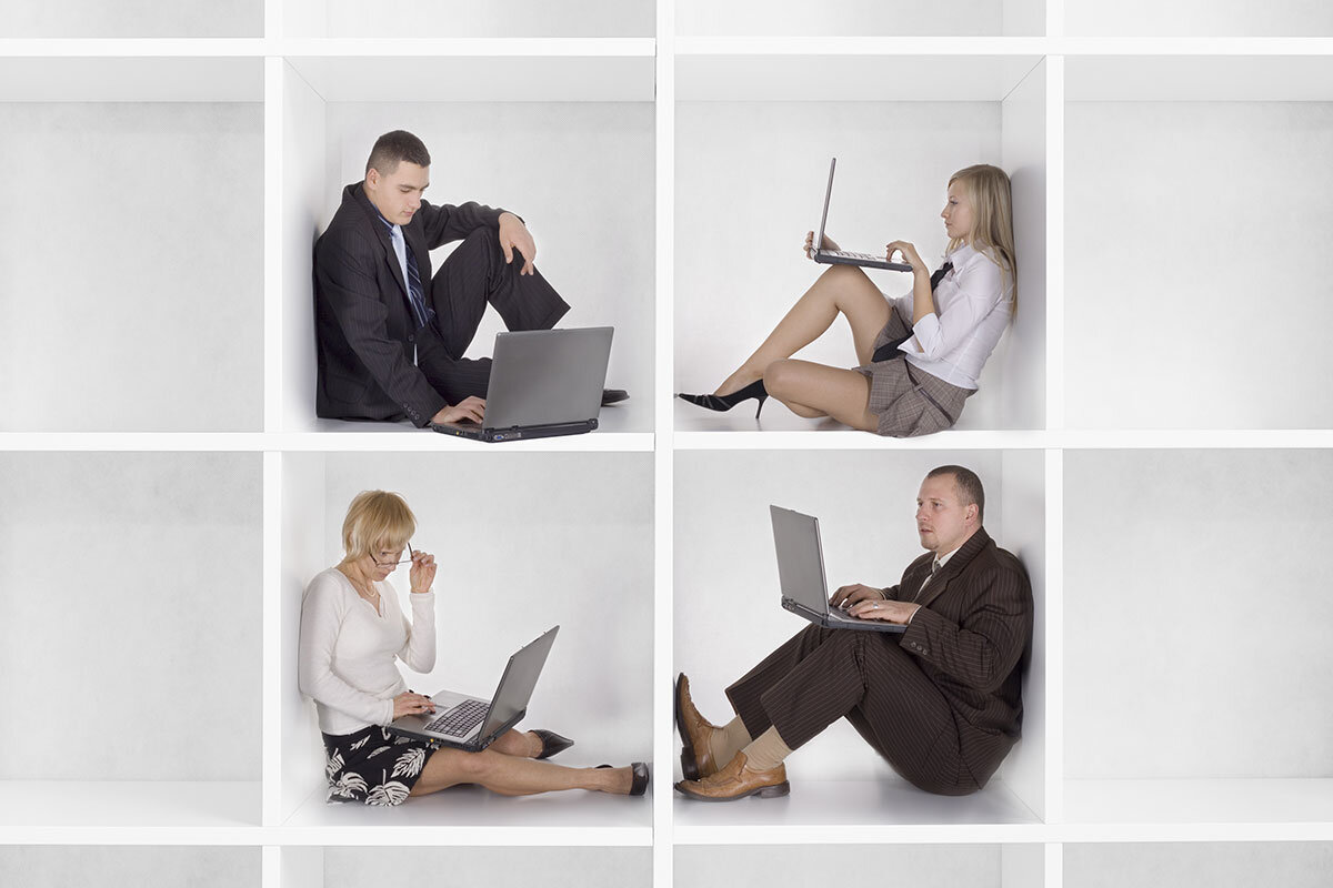 Женщина в офисе. Люди в офисе. Счастливые люди в офисе. Тесная работа. Утренняя зарядка в офисе.