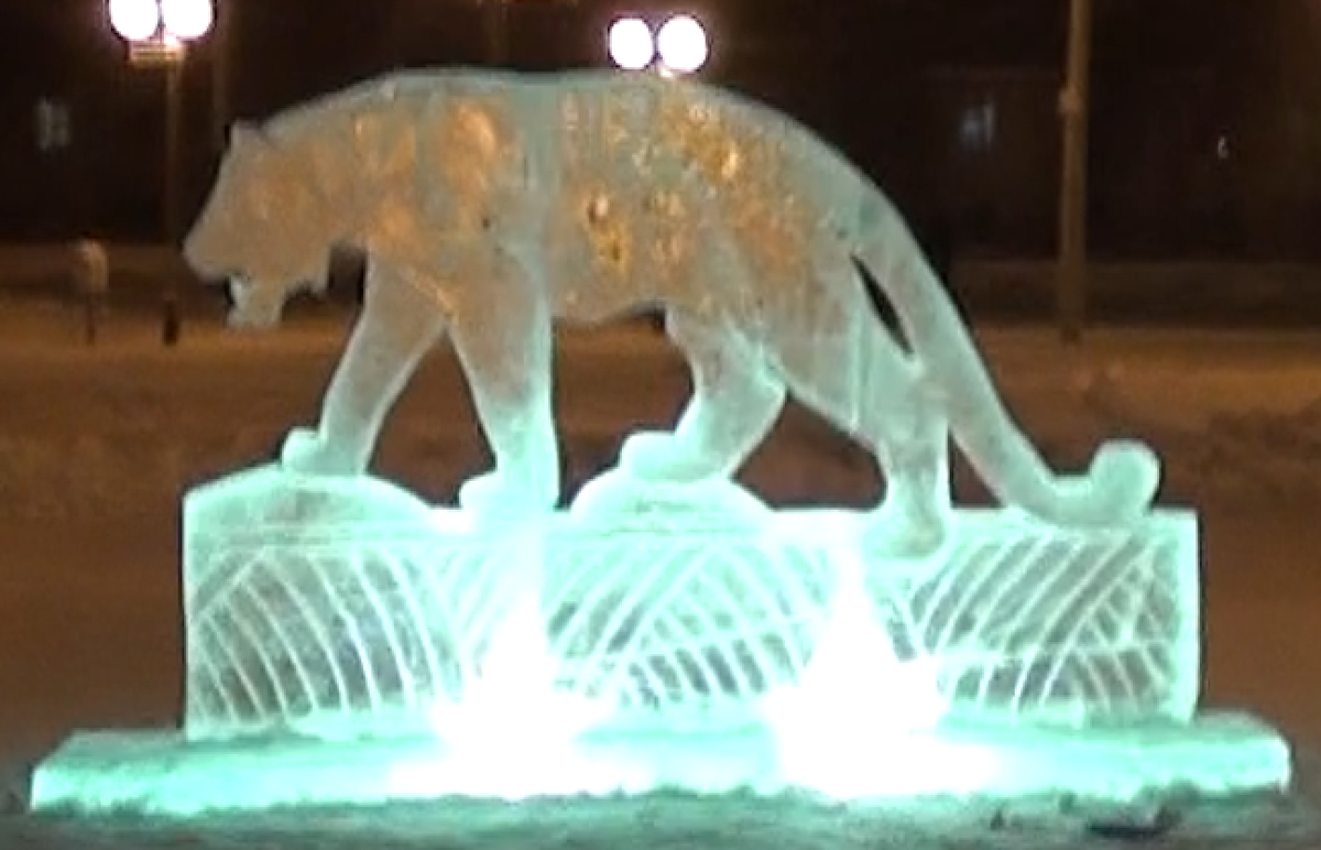 Ледовый  тигр в Урае на Площади Трёх куполов